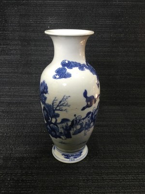 Lot 802 - A 20TH CENTURY CHINESE VASE