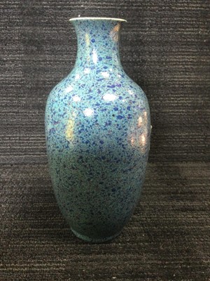 Lot 804 - AN EARLY 20TH CENTURY CHINESE VASE