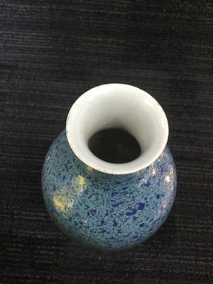 Lot 804 - AN EARLY 20TH CENTURY CHINESE VASE