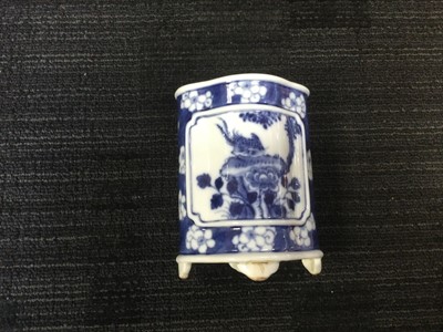 Lot 845 - A 20TH CENTURY CHINESE VASE