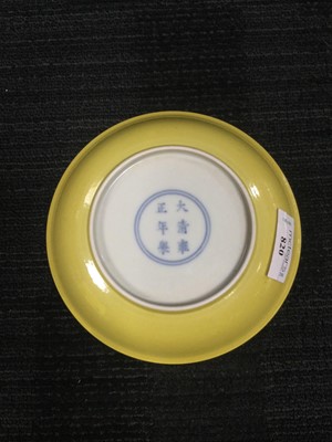 Lot 820 - AN EARLY 20TH CENTURY CHINESE MONOCHROME DISH