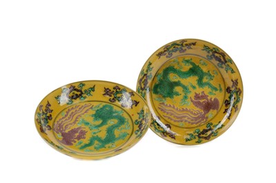 Lot 821 - A PAIR OF 20TH CENTURY CHINESE DISHES