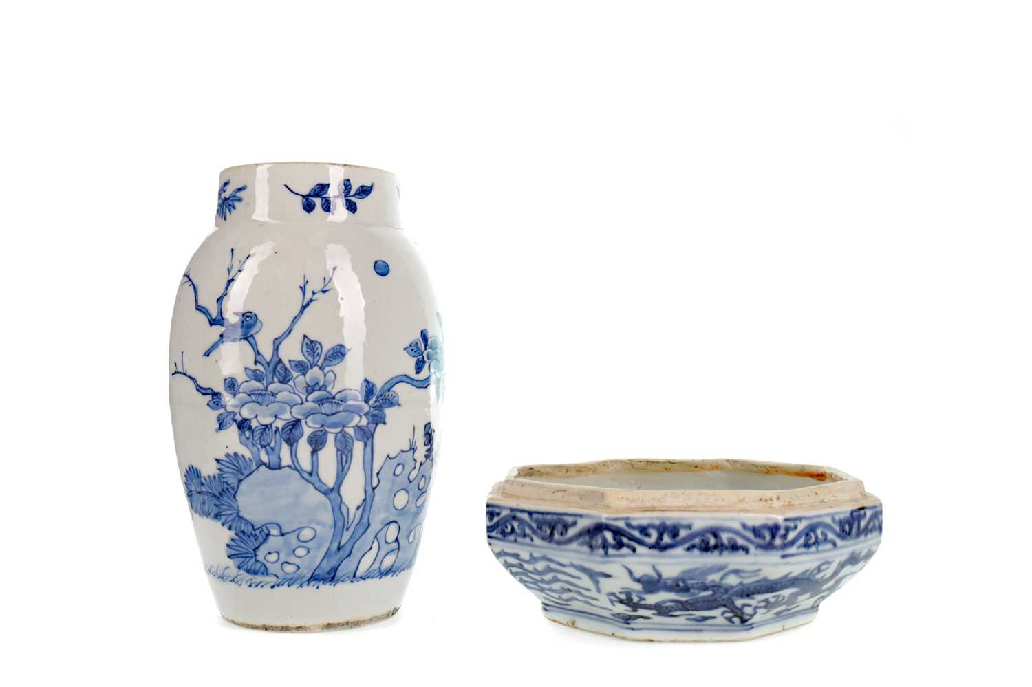 Lot 826 - AN EARLY 20TH CENTURY CHINESE VASE AND A DISH BASE