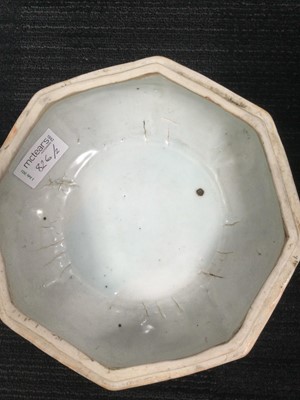 Lot 826 - AN EARLY 20TH CENTURY CHINESE VASE AND A DISH BASE