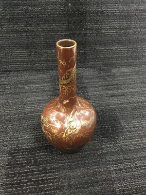 Lot 843 - AN EARLY 20TH CENTURY CHINESE VASE