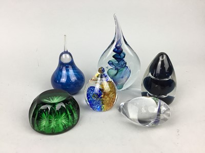 Lot 309 - A LOT OF SIX GLASS PAPERWEIGHTS