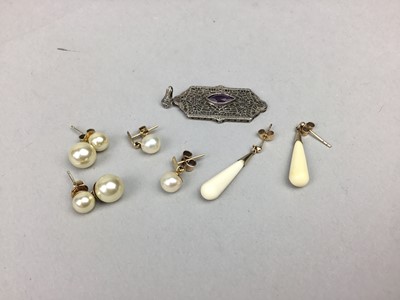 Lot 322 - A PAIR OF PEARL EARRINGS AND OTHER JEWELLERY