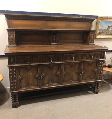 Lot 456 - AN EARLY 20TH CENTURY OAK SIDEBOARD