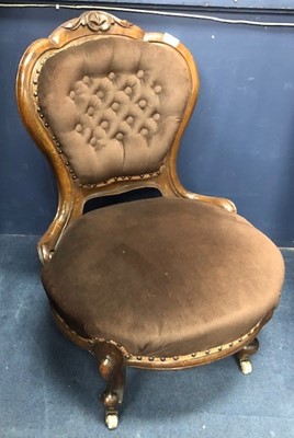 Lot 462 - A VICTORIAN CARVED WALNUT GOSSIP CHAIR