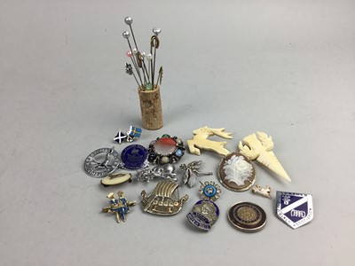 Lot 364 - A COLLECTION OF BROOCHES, AND COINS