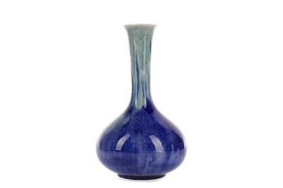 Lot 1064 - AN EARLY 20TH CENTURY BOUGH POTTERY VASE BY RICHARD ARMOUR