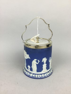 Lot 424 - A WEDGWOOD BLUE AND WHITE BISCUIT BARREL