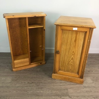 Lot 418 - AN OAK BEDSIDE LOCKER AND A MODERN PINE DISPLAY RACK