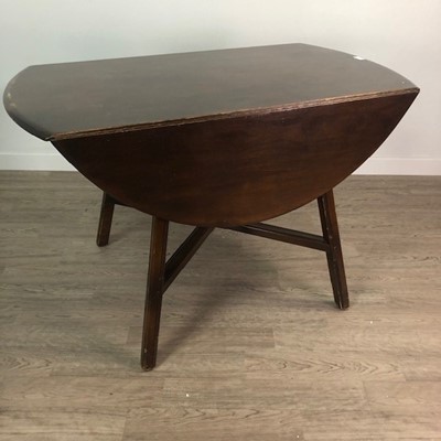 Lot 423 - AN OAK DROP LEAF TABLE