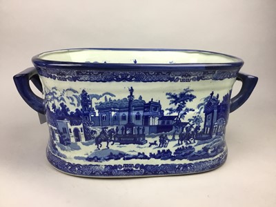 Lot 488 - A REPRODUCTION VICTORIAN STYLE BLUE AND WHITE CERAMIC FOOTBATH