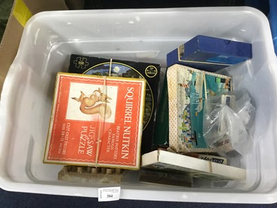 Lot 304 - A LOT OF VINTAGE GAMES AND JIGSAWS