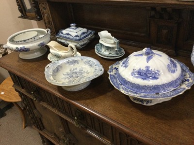 Lot 540 - A LOT OF BLUE AND WHITE CERAMICS