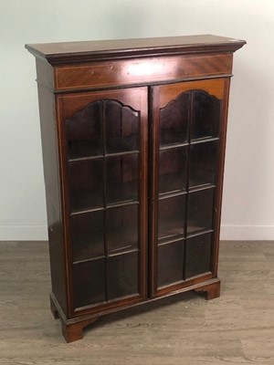 Lot 548 - AN EDWARDIAN INLAID MAHOGANY BOOKCASE