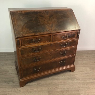 Lot 551 - A 20TH CENTURY MAHOGANY WRITING BUREAU