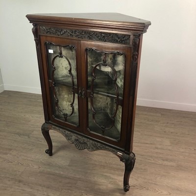 Lot 552 - AN EDWARDIAN MAHOGANY CORNER DISPLAY CABINET