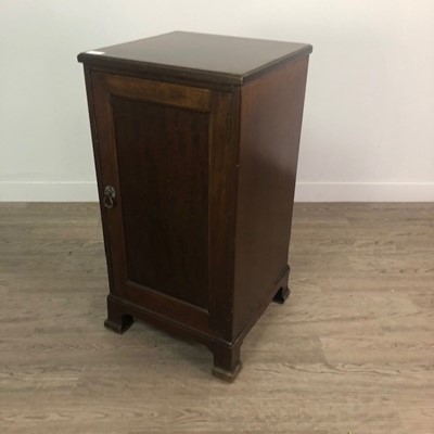 Lot 554 - A 20TH CENTURY MAHOGANY BEDSIDE CUPBOARD