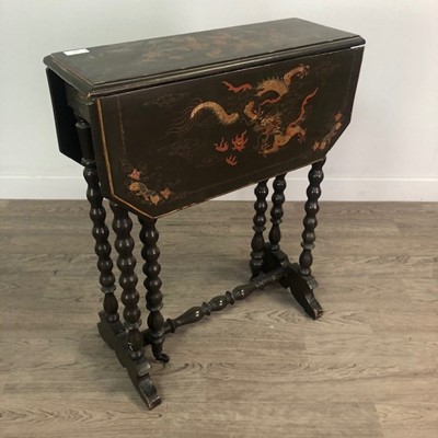 Lot 555 - AN EARLY 20TH CENTURY JAPANNED LACQUERED DROP LEAF TABLE