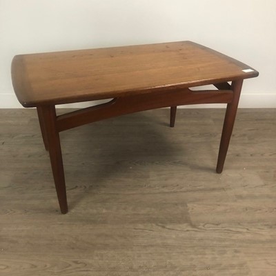 Lot 556 - A MID CENTURY TEAK COFFEE TABLE