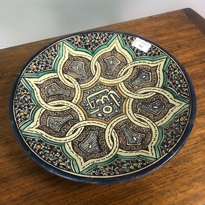 Lot 563 - A 20TH CENTURY AFRICAN POLYCHROME CIRCULAR CHARGER