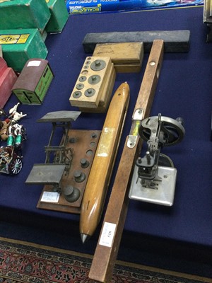 Lot 518 - A SET OF EARLY 20TH CENTURY POSTAL SCALES, OTHER SCALES, MINIATURE SEWING MACHINE AND OTHER OBJECTS