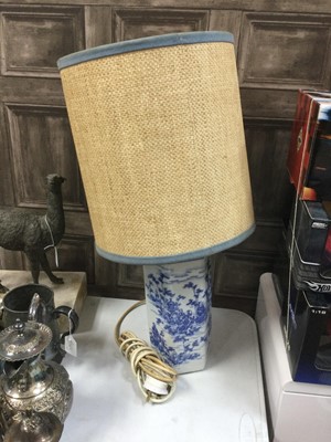 Lot 578 - A 20TH CENTURY BLUE AND WHITE VASE LAMP AND AN INDIAN CANDLESTAND