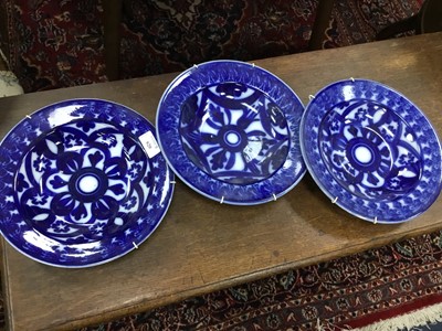 Lot 620 - A LOT OF FIVE BLUE AND WHITE CERAMIC PLATES