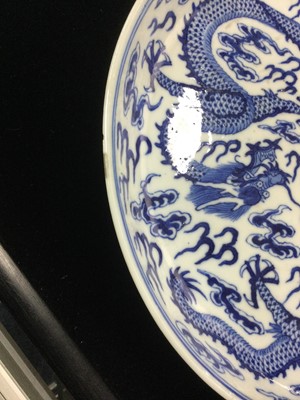 Lot 883 - AN EARLY 20TH CENTURY CHINESE BLUE AND WHITE CIRCULAR DISH