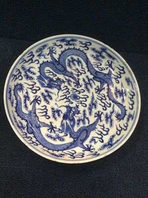 Lot 883 - AN EARLY 20TH CENTURY CHINESE BLUE AND WHITE CIRCULAR DISH