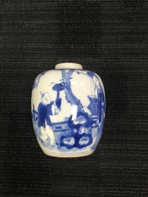 Lot 884 - AN EARLY 20TH CENTURY CHINESE BLUE AND WHITE VASE