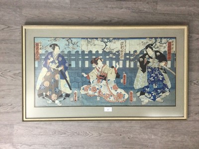 Lot 897 - AN EARLY 20TH CENTURY JAPANESE WOODBLOCK TRIPTYCH