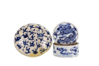 Lot 873 - A CHINESE BLUE AND WHITE LIDDED BOX AND ANOTHER LIDDED BOX