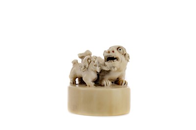 Lot 876 - AN EARLY 20TH CENTURY CHINESE IVORY SEAL