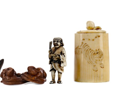 Lot 887 - AN EARLY 20TH CENTURY JAPANESE IVORY NETSUKE, ANOTHER AND A LIDDED BOX