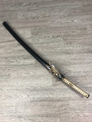 Lot 899 - A REPRODUCTION JAPANESE SWORD