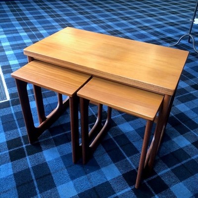 Lot 295A - A RETRO NEST OF THREE TABLES