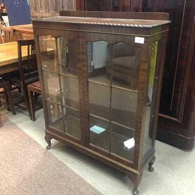 Lot 408A - A MAHOGANY TWO DOOR DISPLAY CABINET