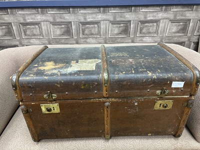 Lot 418A - A VINTAGE TRAVEL TRUNK