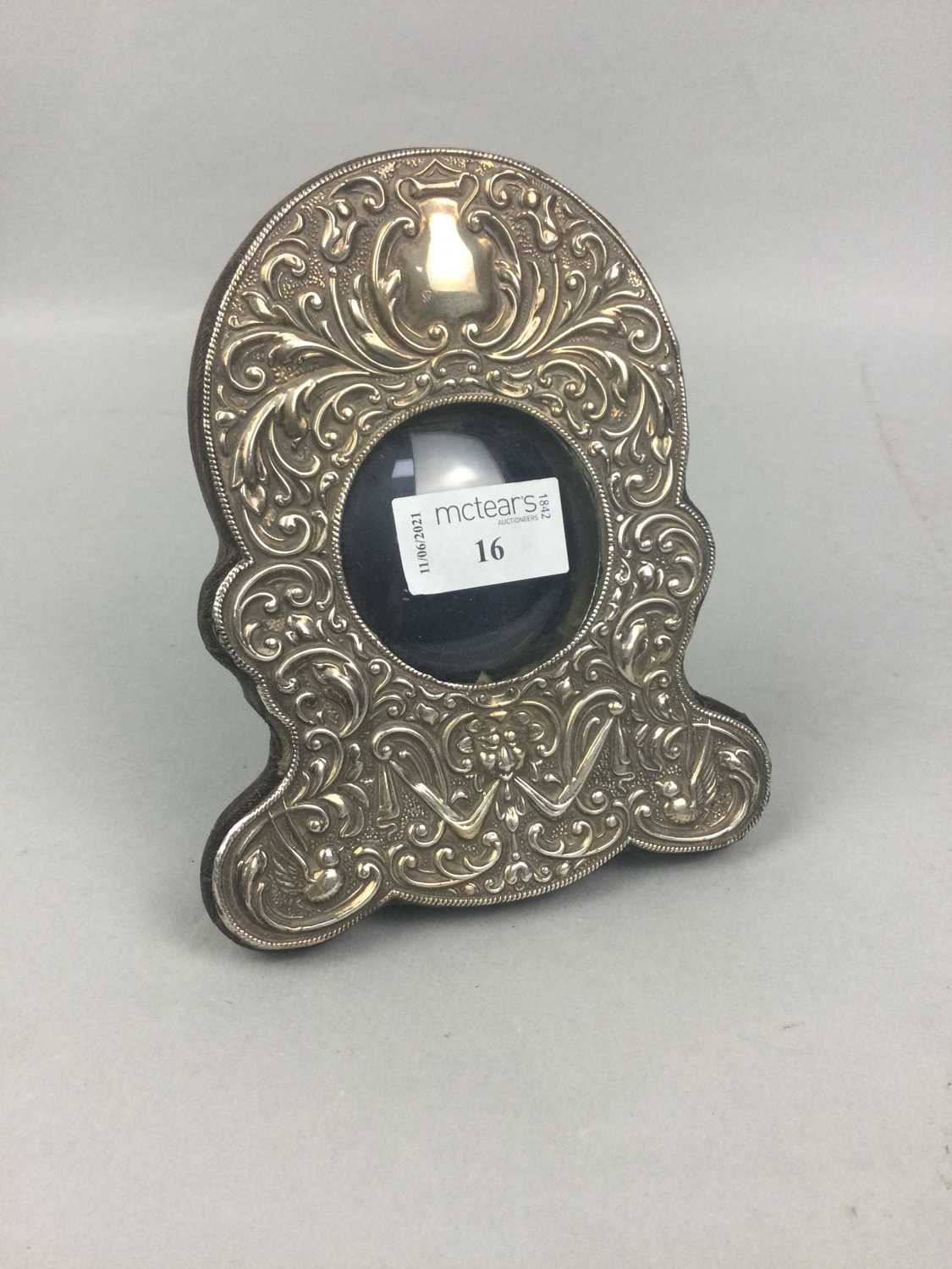 Lot 16 - A SILVER MOUNTED WATCH HOLDER FRAME