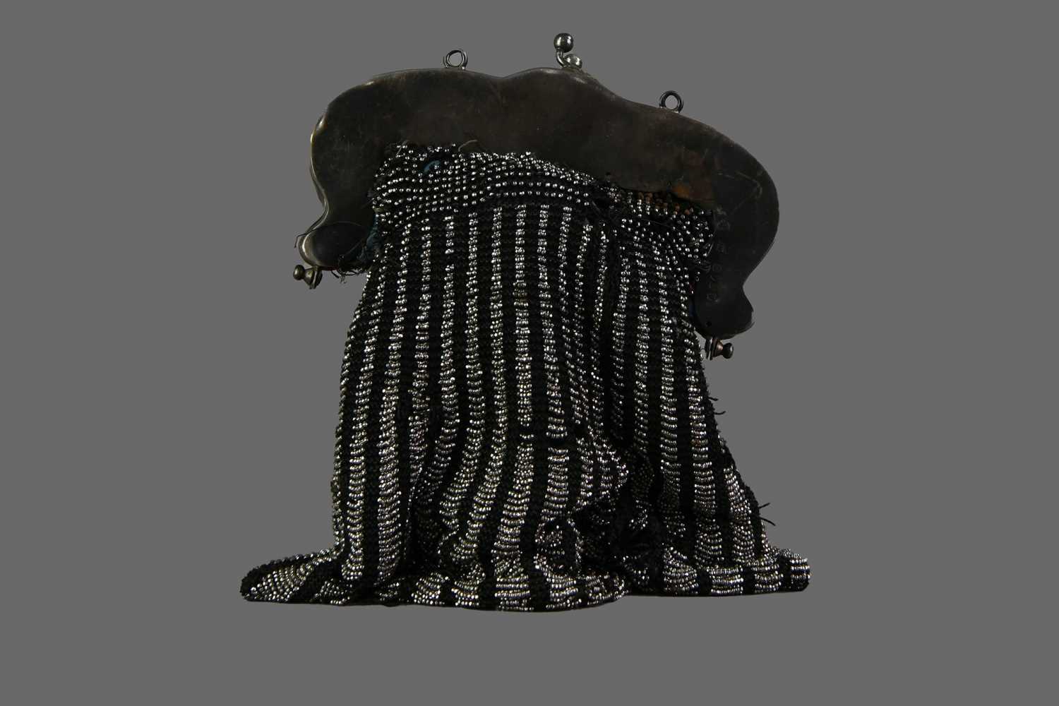 Lot 127 - AN EDWARDIAN GERMAN SILVER MOUNTED EVENING BAG