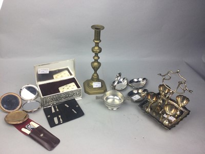 Lot 118 - A LOT OF SILVER PLATED, PEWTER AND BRASS ITEMS