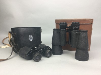 Lot 195 - A PAIR OF SANTA CRUZ 8X30 FIELD GLASSES AND OTHER ITEMS