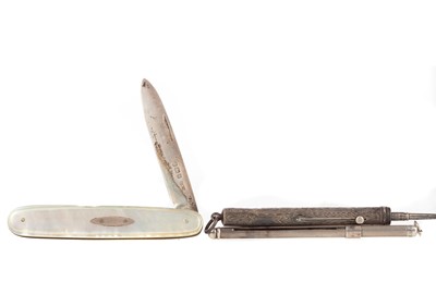 Lot 491 - A GEORGE V SILVER AND MOTHER OF PEARL FRUIT KNIFE, A COCKTAIL STIRRER AND PROPELLING PENCIL