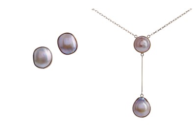 Lot 1337 - A BLISTER PEARL NECKLACE AND EARRING SET