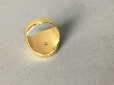Lot 482 - AN EIGHTEEN CARAT GOLD SIGNET RING
