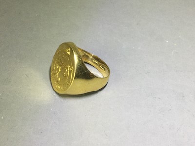 Lot 482 - AN EIGHTEEN CARAT GOLD SIGNET RING